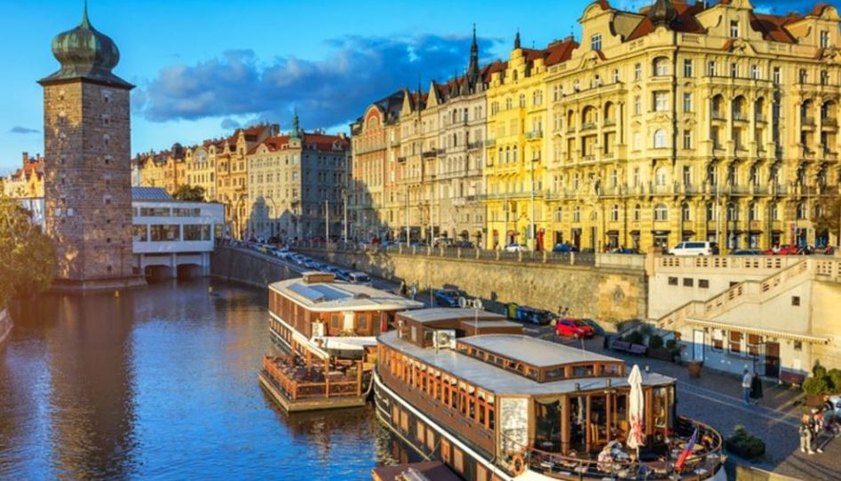 Orta Avrupa'nın Altın Üçgeni Cesky Krumlov & Bratislava & Pandorf Outlet Turları Dahil Ajet HY ile Promosyon 7 Gece 8 Gün (BUD-PRG)